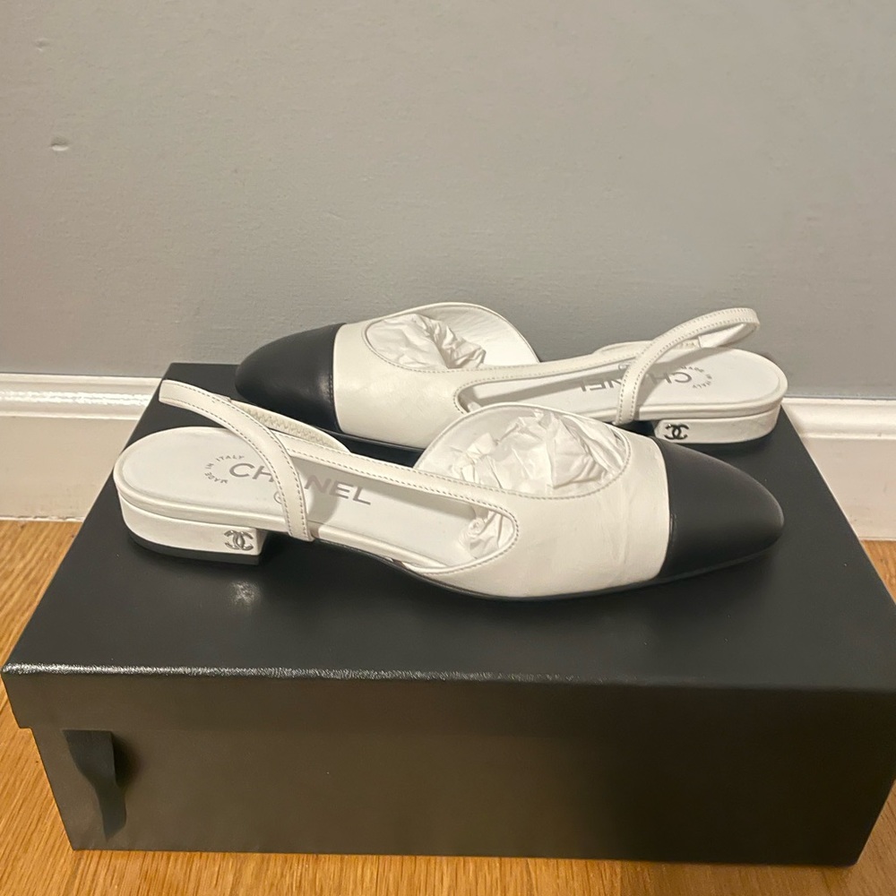 CHANEL white and black captoe sling back BNWT size 37.5 🔥🔥🔥